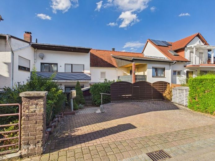 Kleines Haus mit vielfältigen Aufteilungsmöglichkeiten und pflegearmem Grundstück mit Süd-Garten – Foto 1