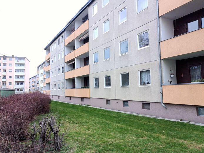 Balkon und Gartenanlage