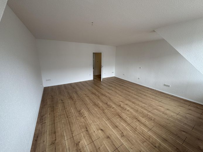 Helle und frisch sanierte 3 Zimmer Wohnung – Wohnzimmer