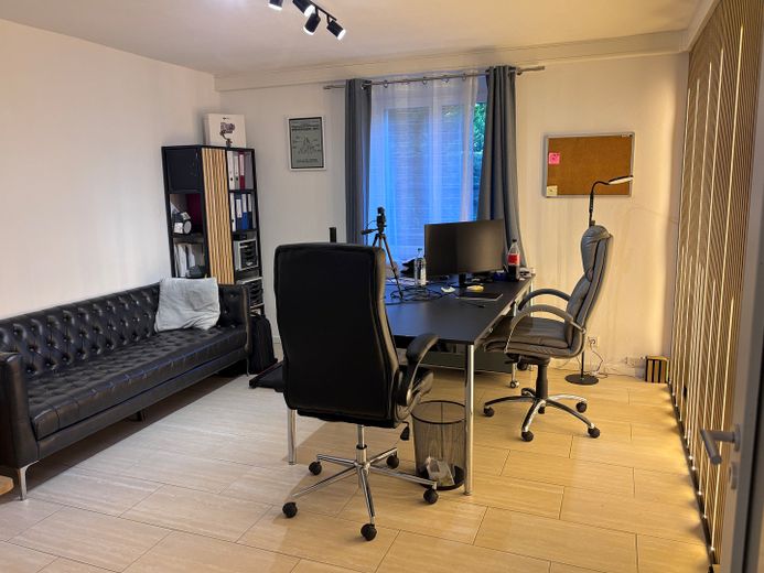 mooie woning met kantoor/opslag, groot terras, veel groen, ecologisch geïsoleerd, lage gemeentelijke bedrijfsbelasting. SLECHTS 240% – Büro