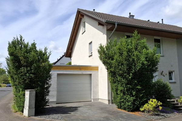 نصف منزل مزدوج مُعتنى به مع حديقة في Brühl-Eckdorf (بدون عمولة)