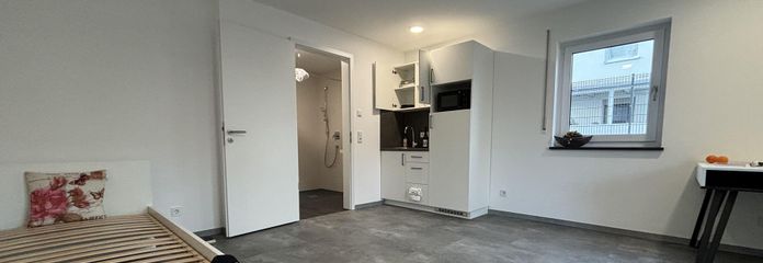 Studentenwohnung möbliert mit "All-In" Miete in Augsburg, Neubau – Wohnraum mit Küchenzeile
