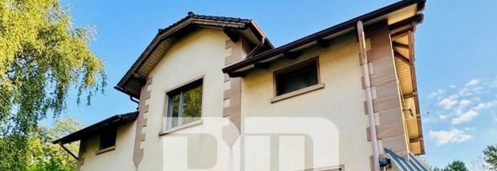 منزل مستقل واسع مع مساحة كبيرة وحديقة شاسعة وإمكانات كثيرة