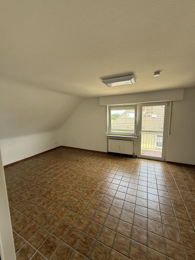Helle 3-Zimmer-Wohnung mit schönem Ausblick in Hanau-Steinheim – Wohnzimmer Ansicht links
