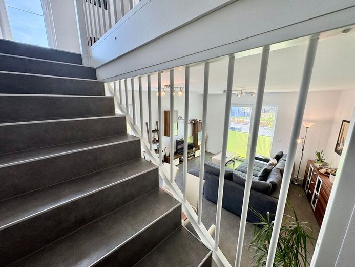 HORN IMMOBILIEN ++ Neuwertiges Einfamilienhaus in Neubrandenburg Obodritenstraße, EBK + Carport – Treppe
