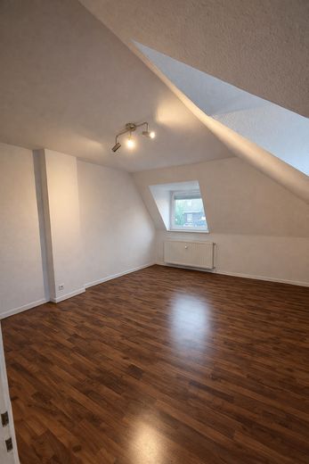 Wohnen am Park! Ruhige und helle 3 Zimmer-Wohnung im 3. OG. – Wohnzimmer