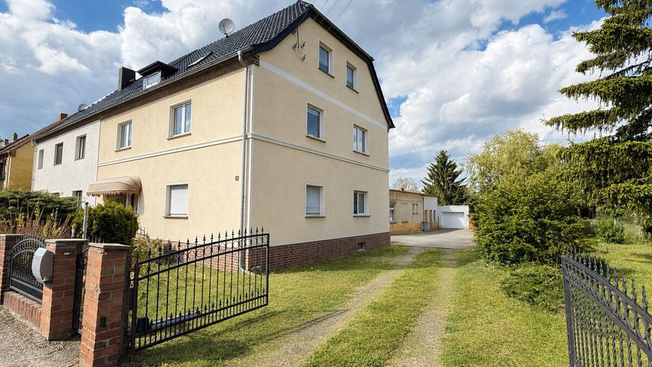 PROVISIONSFREI | Zweifamilienhaus mit Gewerbeeinheit, großem Grundstück und Pool – und wenn du in die Einfahrt fährst