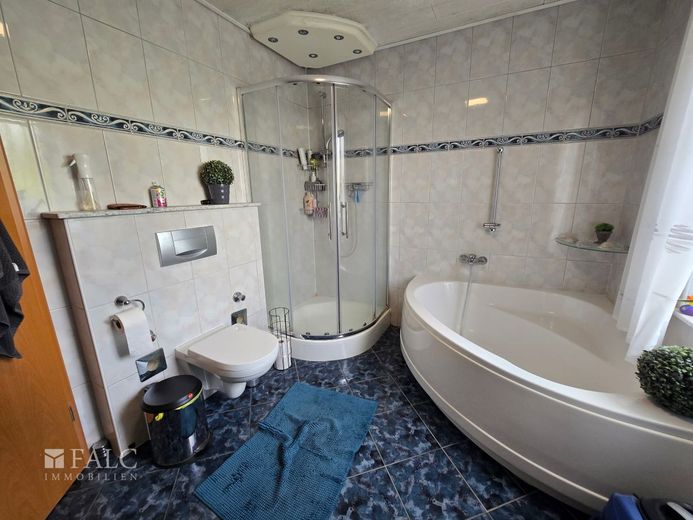 Ein großes Haus im Blumen Viertel in Nümbrecht – Badezimmer