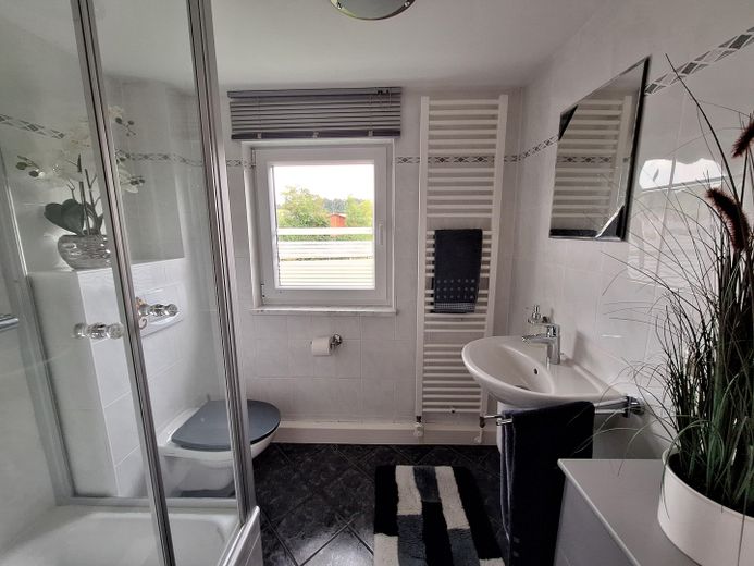 Privatsphäre im Grünen  –  ohne Maklergebühren – Dusche mit WC 1. OG