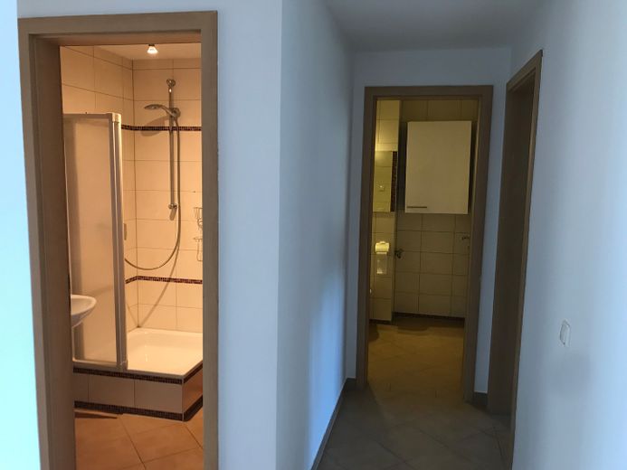 Hell und sehr gut geschnitten! Wohnung mit viel Platz und einem großen überdachten Balkon. – Lichtdurchluftete Räume