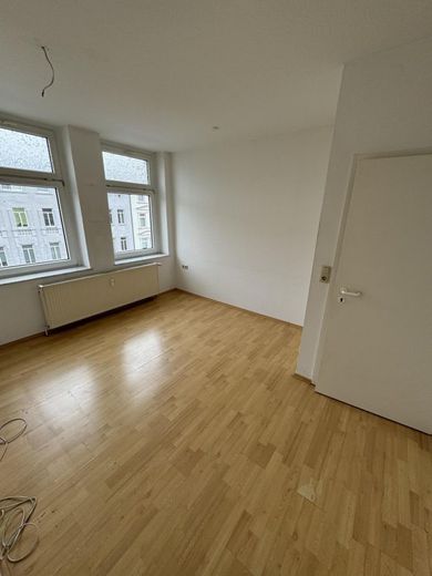 WG taugliche  2-R-Wohnung in MD-Sudenburg san. Altbau; im 2.OG 43²  mit EBK .zu vermieten . – Wohnzimmer