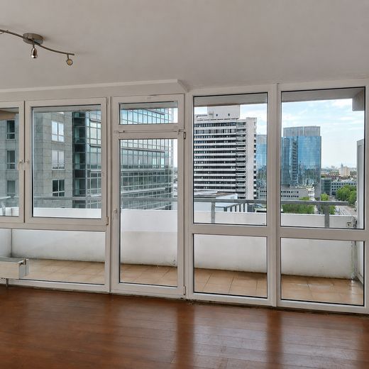 Über den Dächern Offenbachs: Großzügige 3-Zimmer-Wohnung mit zwei Balkonen – provisionsfrei – neue Fensterfront