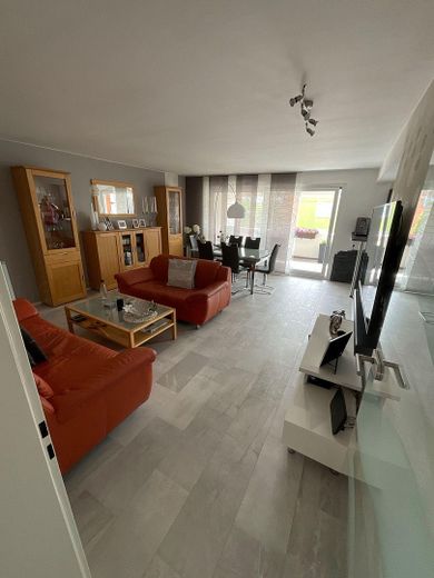 Appartamento di proprietà curato e senza commissioni, con garage – Wohn/Essbereich