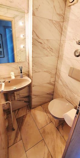 Tolle Lage: Hochwertige 3,5-Zimmer-DG-Galeriewohnung mit 2 Balkonen, 2 Bädern, TG und guter Rendite – Gäste-WC
