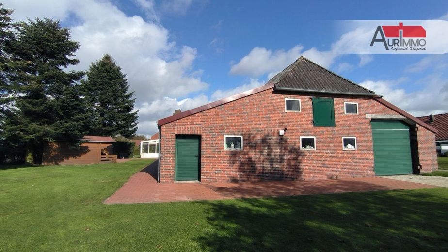 Ehemalige Hofstelle mit Wohnhaus, Scheune – Blick auf den Garten und die Scheune