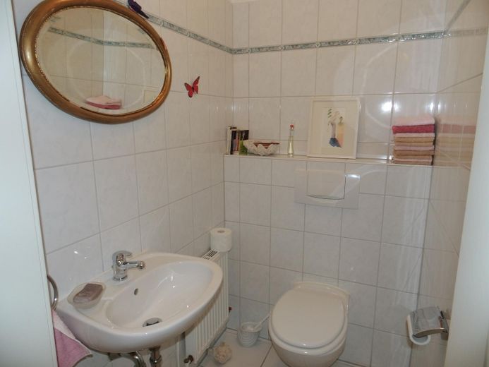 Wohnerlebnis am Jenischpark: traumhafte Erdgeschoßwohnung mit eigenem Garten von Privat – Gäste-WC