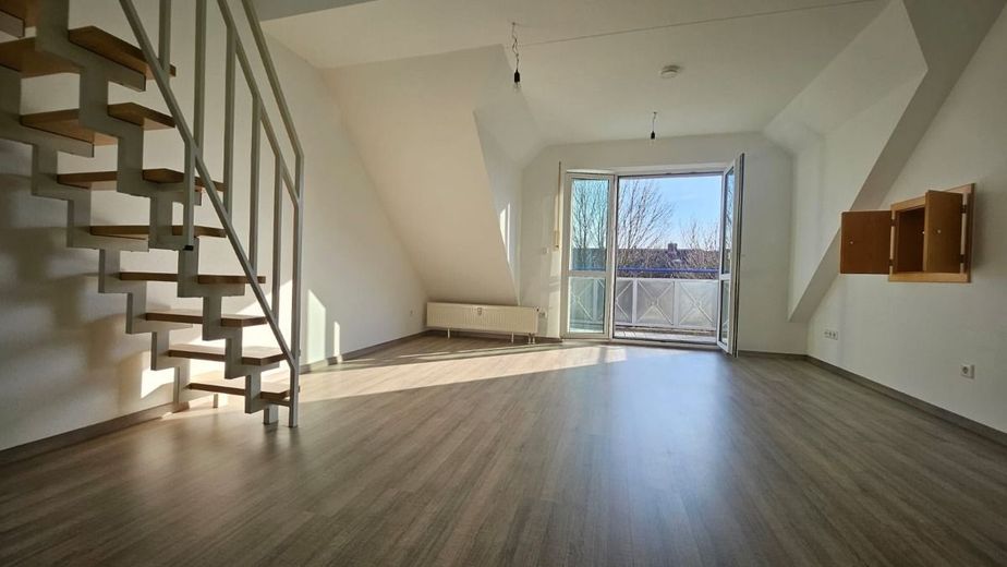 Helle 2-Zimmer-Dachgeschosswohnung mit Galerie und Balkon in ruhiger Lage in Hallbergmoos – Überblick Wohnzimmer
