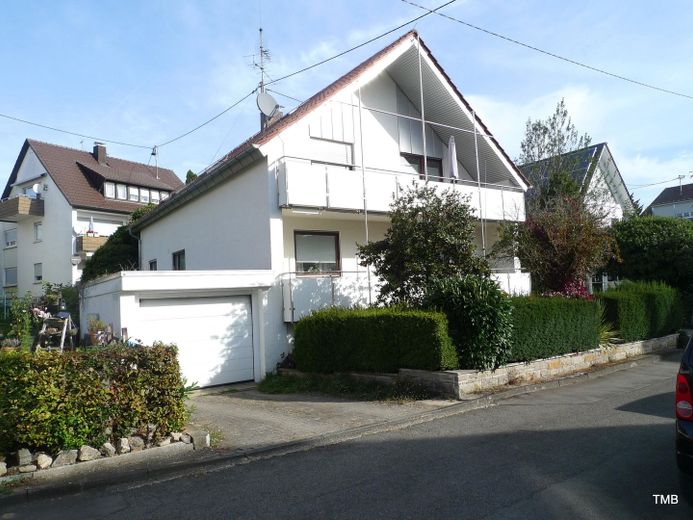 Hausansicht mit Garage