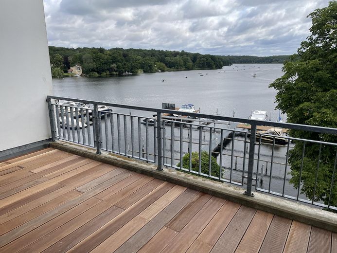 Helle möblierte Dreizimmerwohnung am Jungfernsee – Balkon