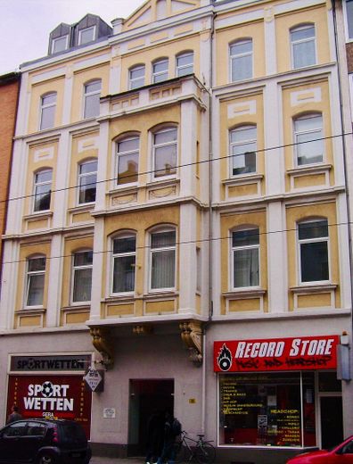 Kernsanierte Fünfzimmerwohnung mit 141 Quadratmetern Wohnfläche in der Innenstadt – Fassade (älteres Foto)