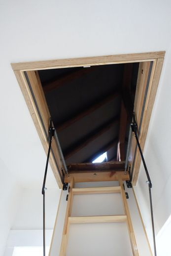 Treppe vom Flur zum Dachboden