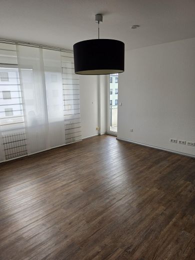 No commission: Newly renovated 3-room apartment with south-facing balcony & parking space – available for immediate occupancy! – Wohnzimmer