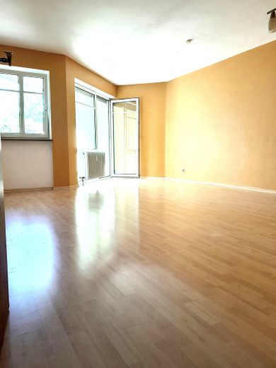 Ruhige, schön geschnittene 3-Zimmerwohnung in bester Lage ohne Provision – Wohnzimmer mit Balkontüre