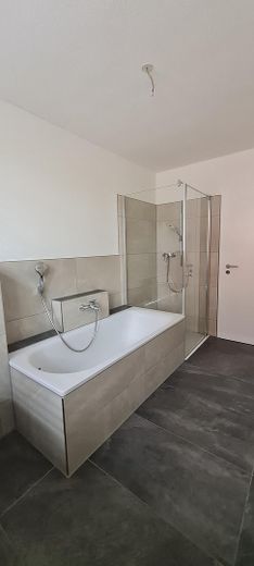 moderne 3,5 Zimmerwohnung 1.OG mit Lift, EBK und überdachtem Balkon – Badezimmer