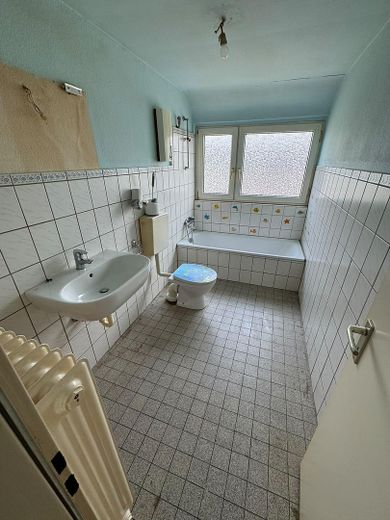Gemütliches Zuhause für die ganze Familie – helle 3,5-Zimmer-Dachgeschosswohnung in Essen-Borbeck – Tageslichtbad mit Badewanne