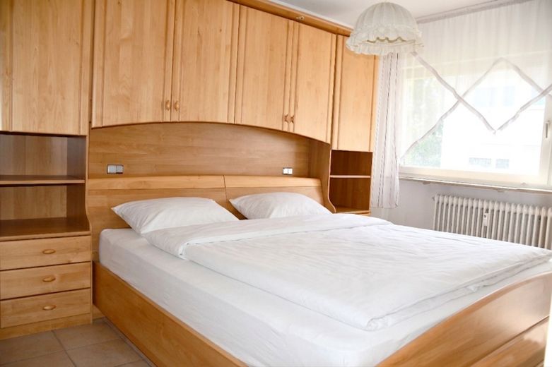Sonnige 2-Zimmer-Eigentumswohnung mit Balkon und Pkw-Stellplatz in Büttelborn – gemütliches Schlafzimmer