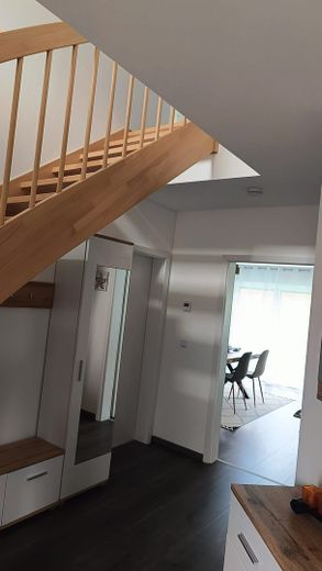 Provisionsfreies Einfamilienhaus (Baujahr 2024) mit PV-Anlage – Option auf 1,87% Kreditübernahme – Flur im Erdgeschoss