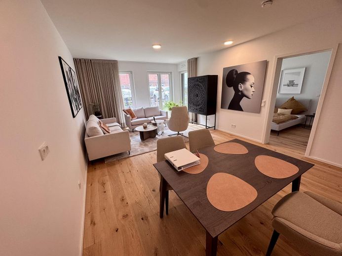 Güneşli teras ve bahçeye sahip mobilyalı yeni 2 odalı daire – Wohnzimmer