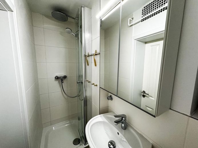 Voll möbliertes 2 1/2 Zimmer Apartment mit Balkon und High-Speed-Internet – Foto 4
