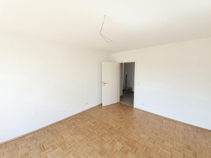 Nicht alltägliche 2,5 Raum Komfortwhg. großer Sonnenbalkon, Bad: Wanne + Dusche, Echtholzparkett – Schlafzimmereingang