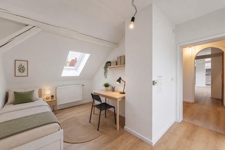 Wunderschöne 3 Zi Dachgeschoss Wohnung mit Balkon und Küche – Schlafen 3