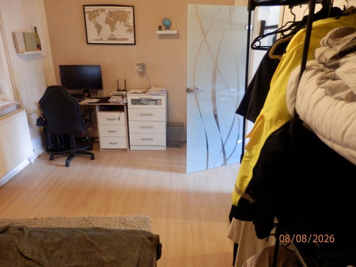 modernisierte Doppelhaushelfte mit zwei Wohnungen auf 403,50 qm Grundstück mit Garage – Schlafzimmer Erdgeschoß