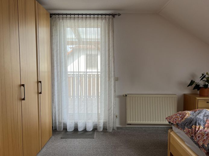 Helle 2-Zimmer Dachgeschosswohnung in Großenseebach mit großem Balkon - BITTE KEINE MAKLERANFRAGEN – Schlafzimmer