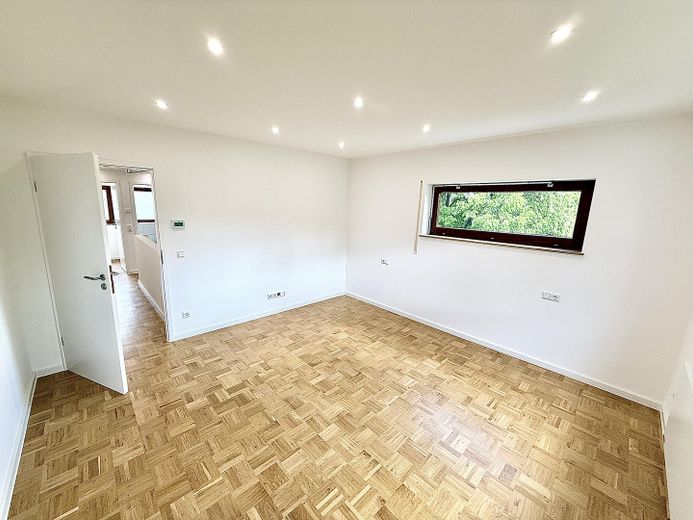 Einziehen & Wohlfühlen – hochwertig renoviertes Reihenendhaus mit Garten, Garage & PV – OG_Schlafzimmer_02