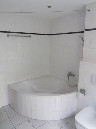 Stilvoll wohnen in Moosach/Nymphenburg: Helle 2-Zimmer-Wohnung mit Balkon in idyllischer Wohnanlage – Bad