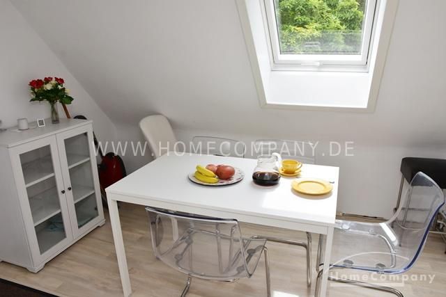Garbsen, Modern möblierte Dachgeschosswohnung in Gartenhaus, nur 13 min bis Conti und VWN – fdf15402758548db81f812a932a4475175df8336.jpg