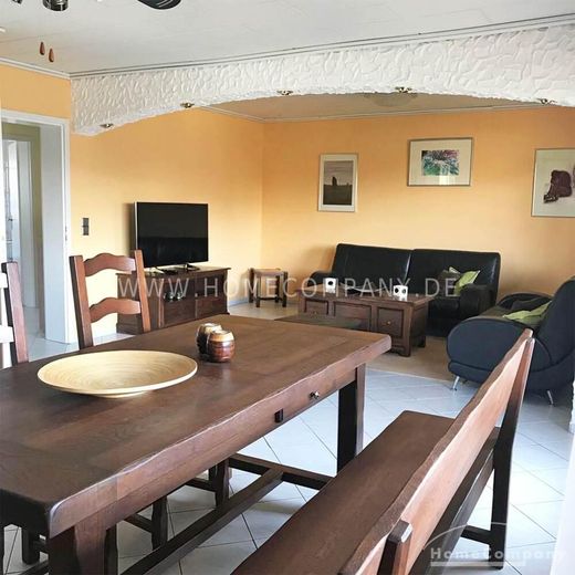 شقة من 5 غرف، مفروشة، الطابق الأول في منزل مكوّن من شقتين، تجهيزات عالية الجودة – a8522b75070140c6cf132787ca057882438b9105.jpg