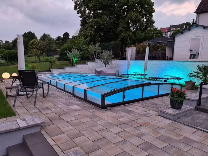 Traumhaus mit Einliegerwohnung in Saabrücken, Pool, Sauna, Klima .... – Pool mit Abdeckung