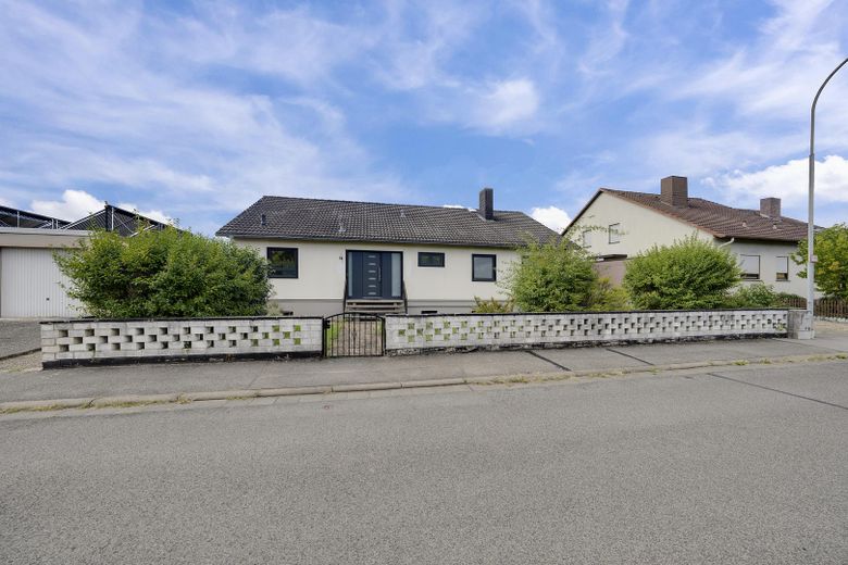 Modernisiertes Mehrgenerationenhaus mit zwei Einheiten in Bad Neustadt-Herschfeld – Straßenansicht