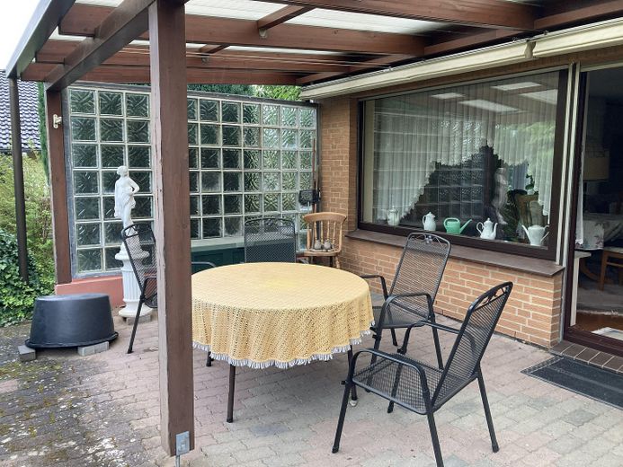Charming detached house with a large garden in a quiet location on the edge of the forest (Wieterwald) – Terrasse