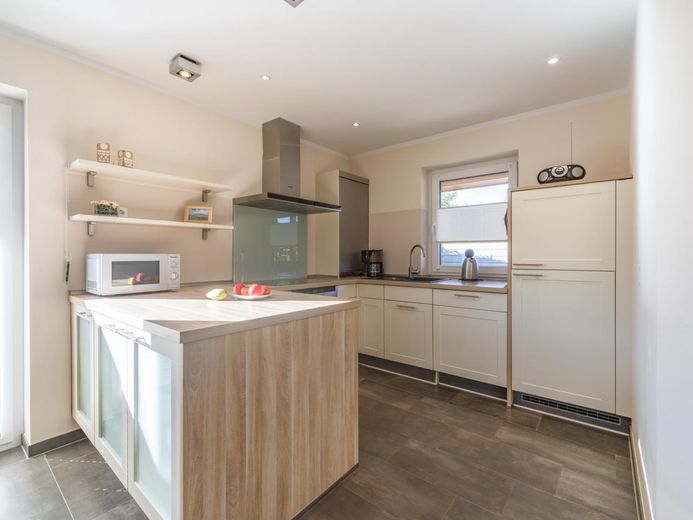 Traumhaftes Holzhaus mit Sauna, großer Terrasse auf 931 m² Eckgrundstück nahe St. Peter-Ording – Küche