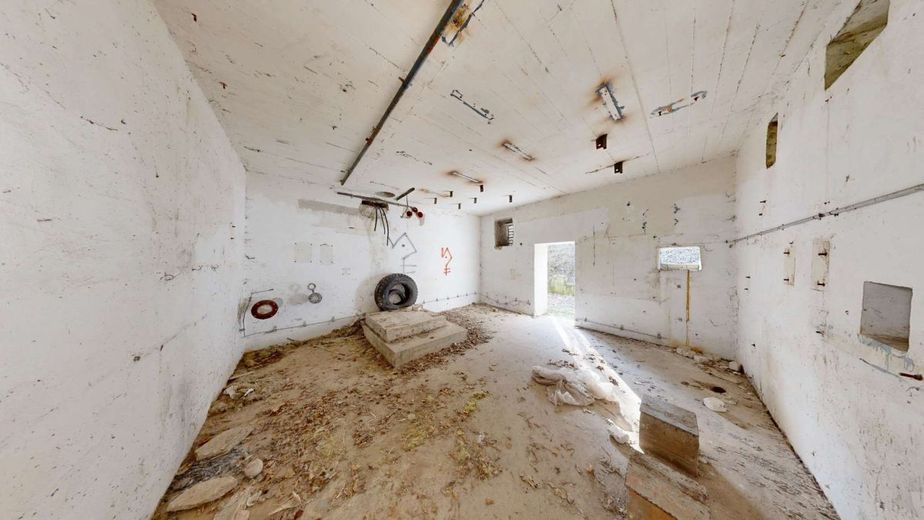 Bez prowizji miejsce inwestycyjne o dużym potencjale komercyjnym z halami, budynkami funkcjonalnymi i 2 bunkrami – Hochbunker-1_Nebenraum-1