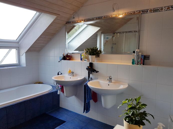 Spacious Modern Semi-Detached House with Potential – OG Bad