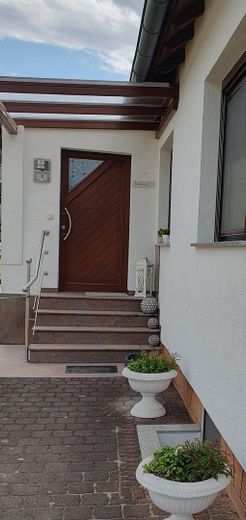 Von Grund auf sanierte Doppelhaushälfte mit herrlichem Atelier und schön angelegtem Garten – Haustür