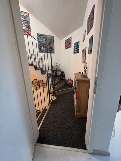 Oberkrämer - interessantes, saniertes & gepflegtes RMH mit Luxusausstattung – Treppenabsatz Gästezimmer