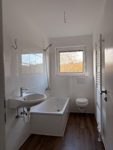 3 Zimmerwohnung im Erdgeschoss mit Balkon 73m2 – neues Badezimmer